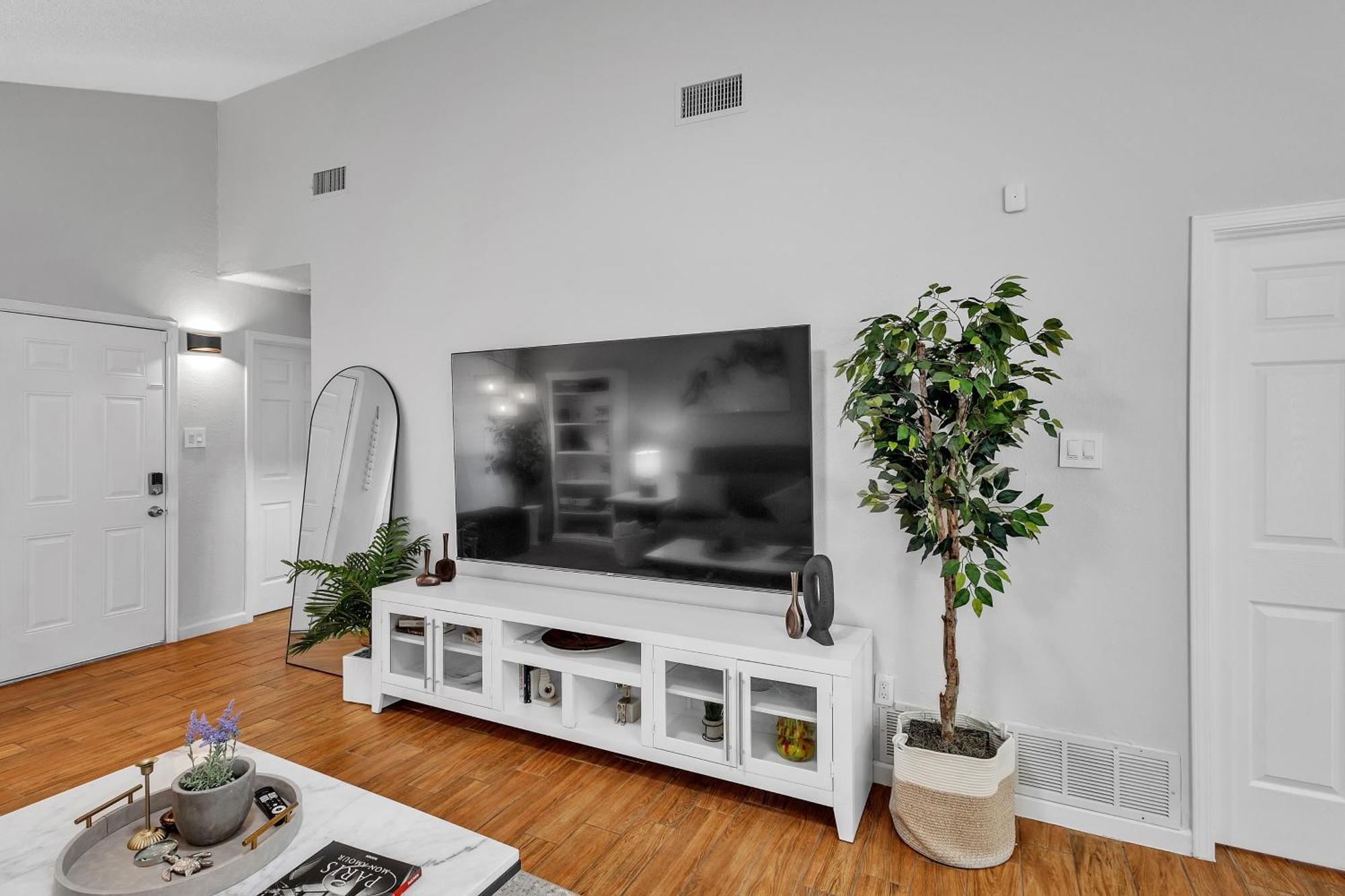 Charming Getaway In The Heart Of Duplex * Arlington