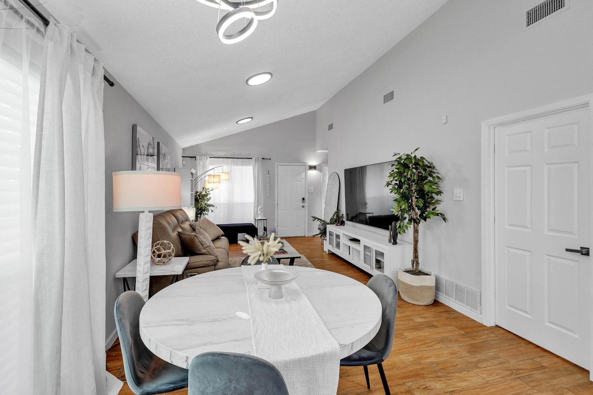 Charming Getaway In The Heart Of Duplex Apartment Arlington