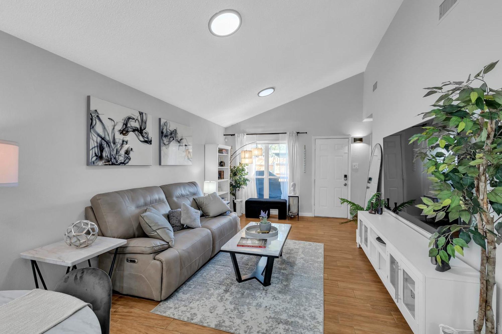 Charming Getaway In The Heart Of Duplex Apartment Arlington