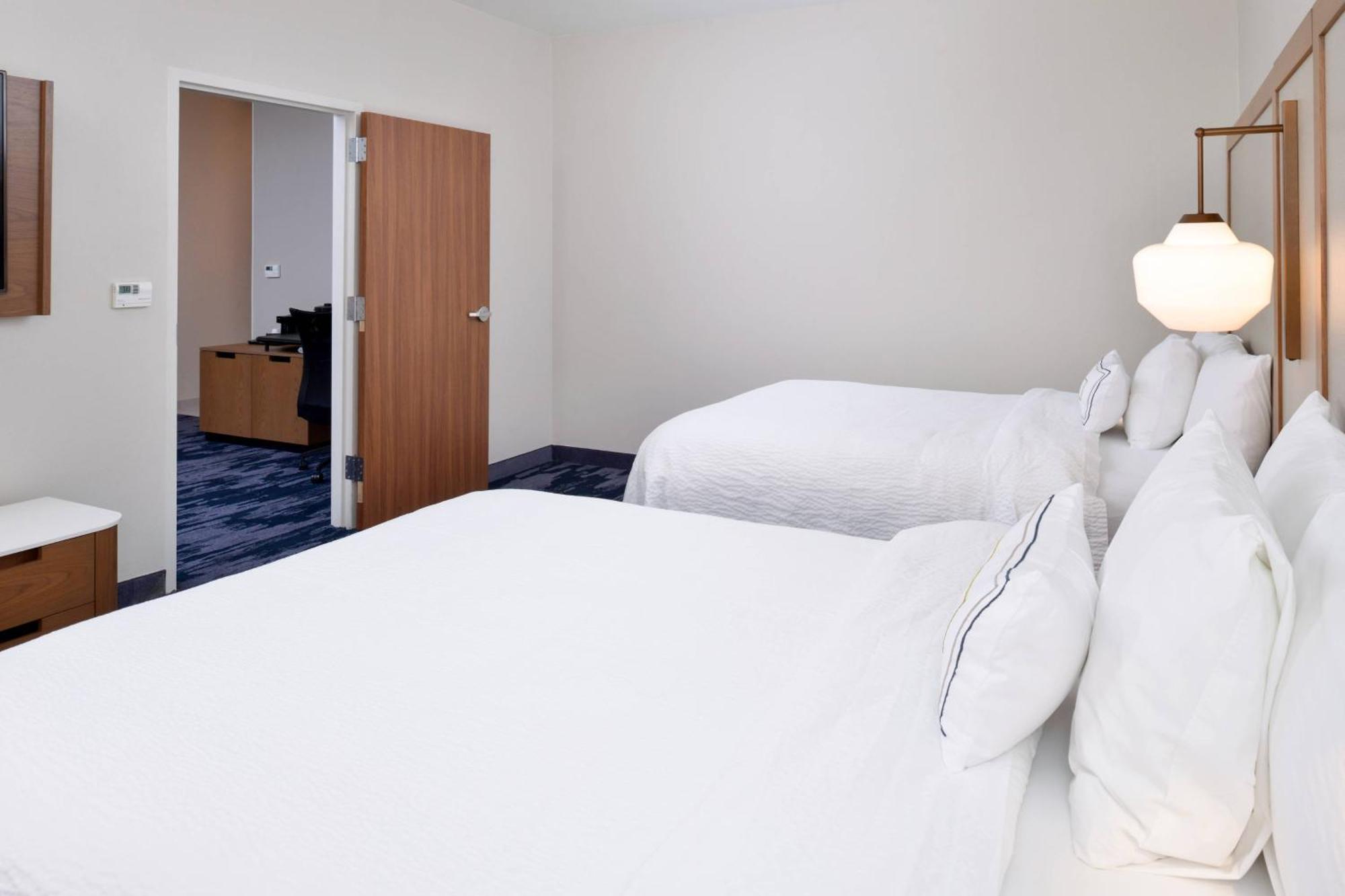 Fairfield Near Six Flags Hotel 3*