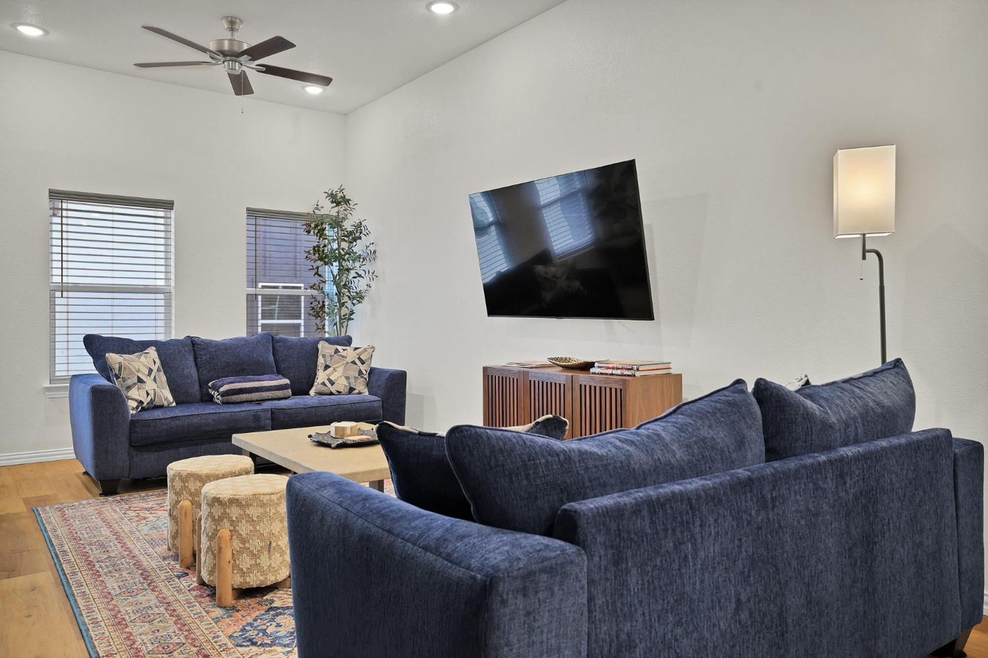 Victory - Lux Townhome Walk 2 Globe Life - Rangers & Cowboys Stadiums Apartment *