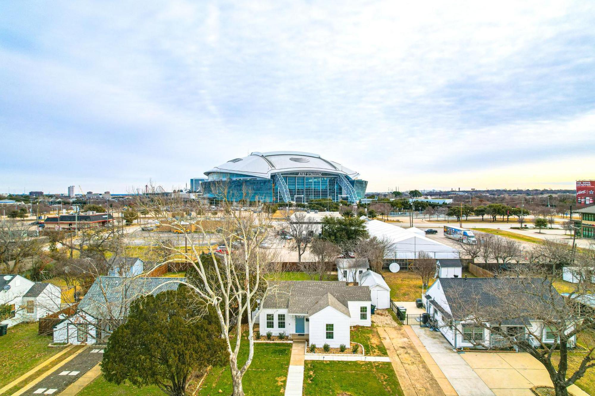 Walk To Cowboys Games With Yard! *