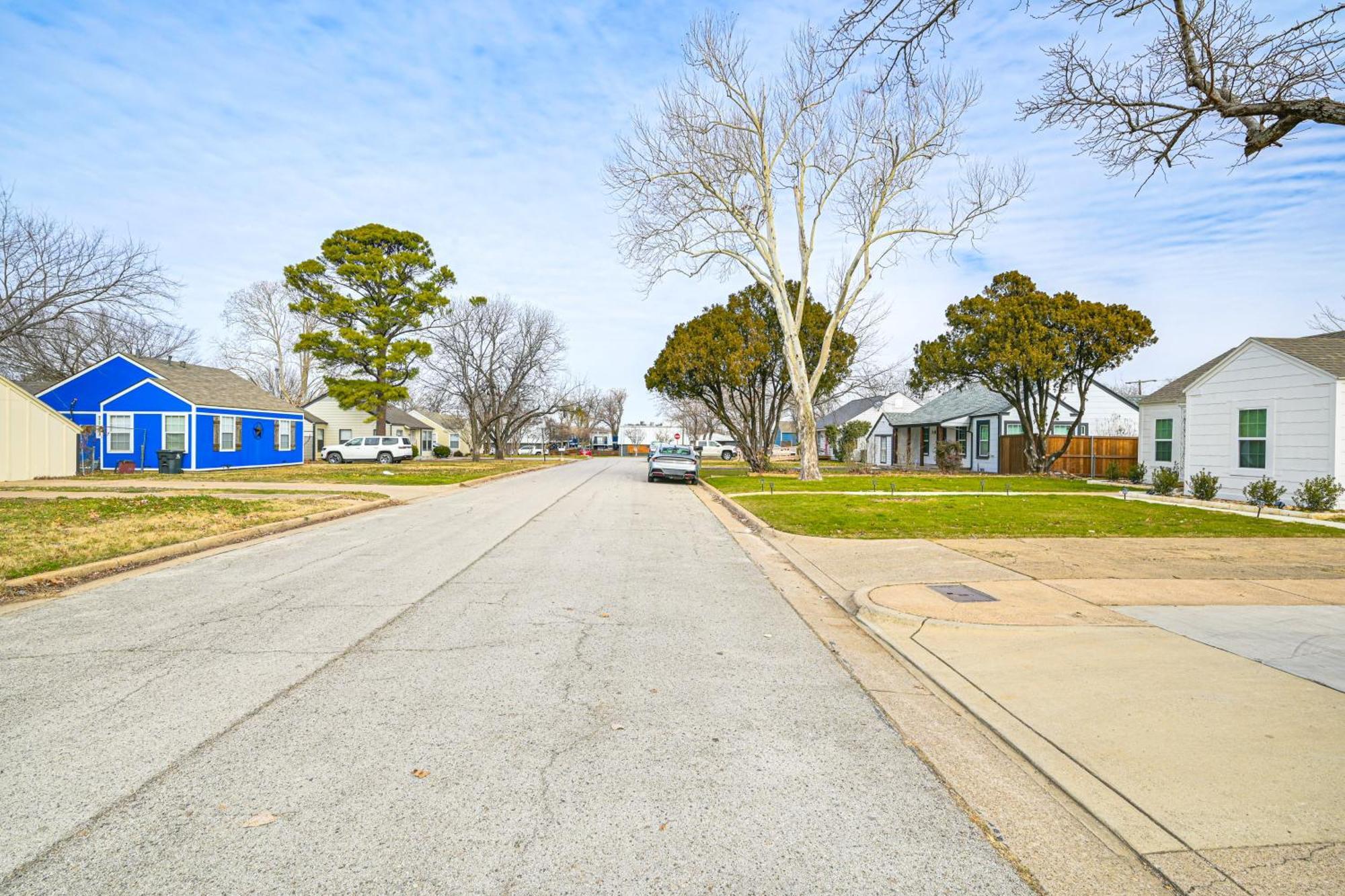 Holiday home Walk To Cowboys Games With Yard!