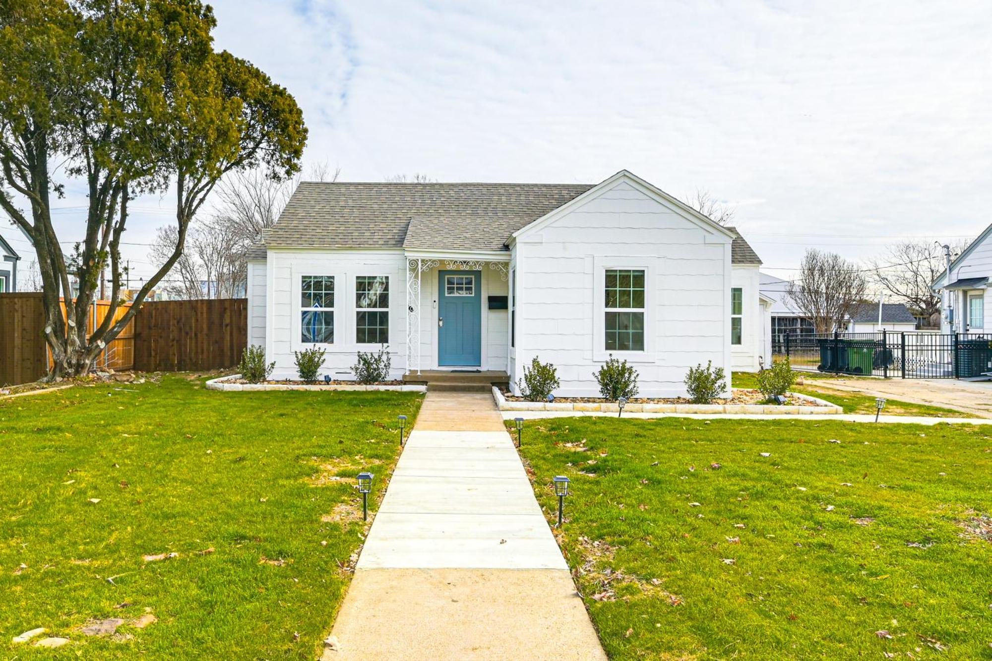 Walk To Cowboys Games With Yard! Holiday home *