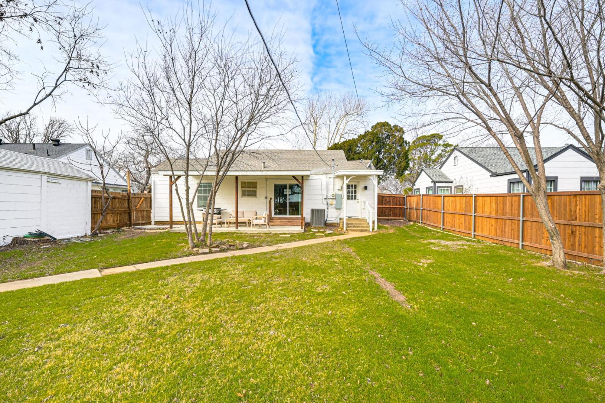 Walk To Cowboys Games With Yard! Holiday home Arlington