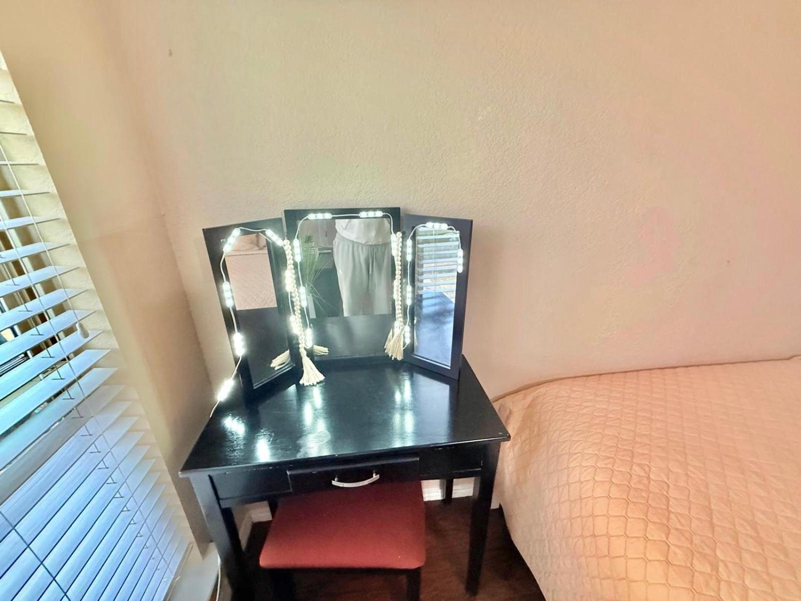 Holiday home 1 Story Funhome With Games, Smart Tv, Near At&t Stadium, Globe Life, Six Flags, Dfw Airport *