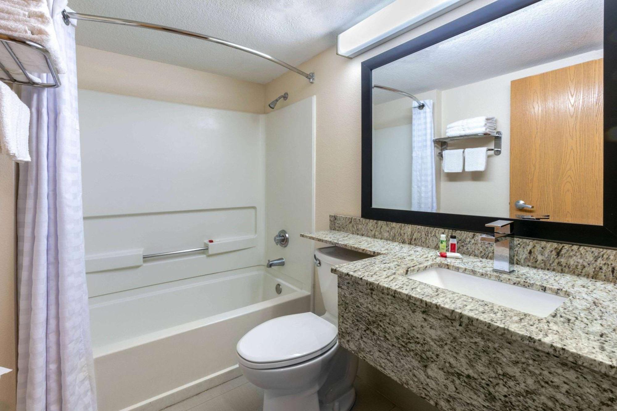 Travelodge By Wyndham Arlington/dallas Area Hotel