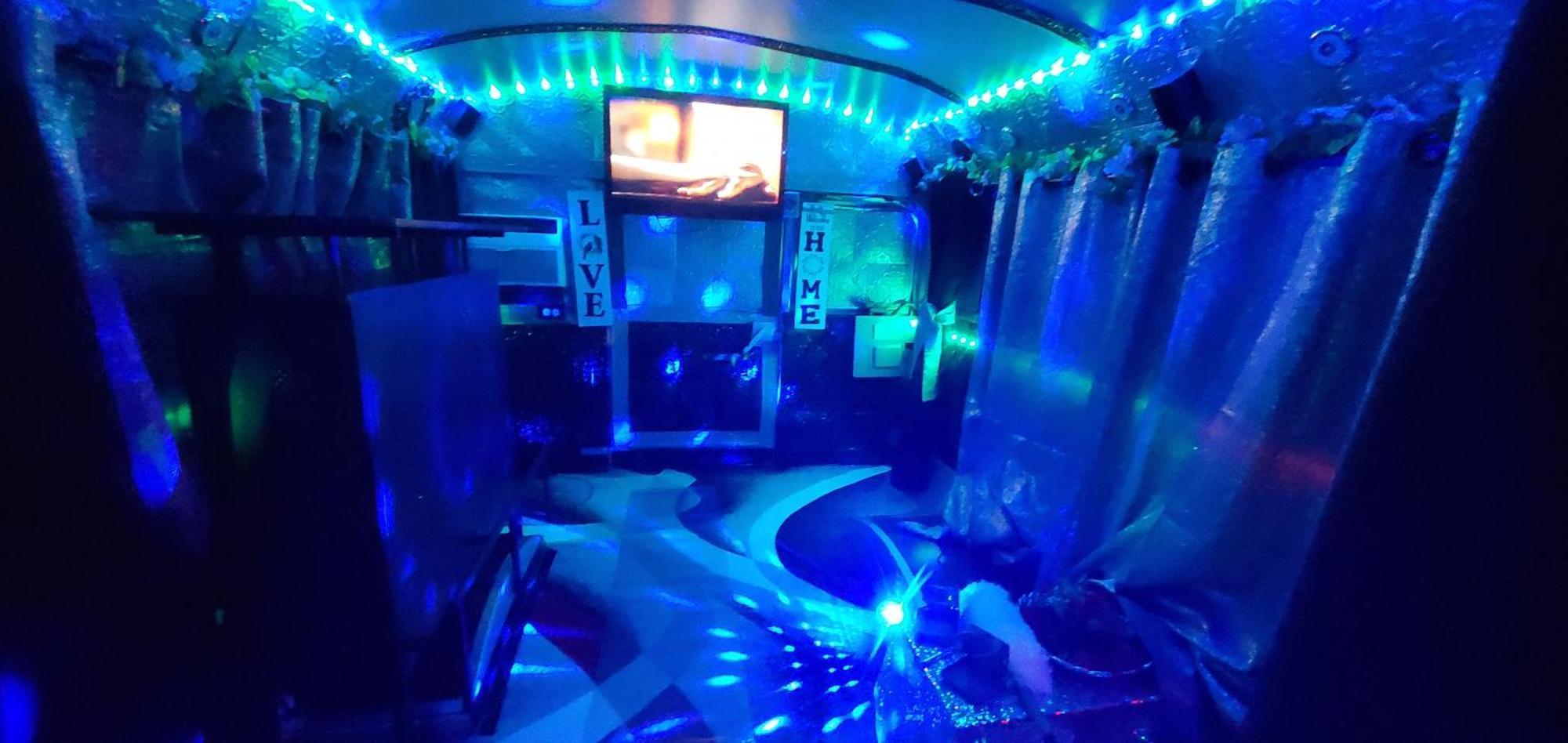 Cozy Mobiles Luxury Living And Dine On Wheels Campsite *