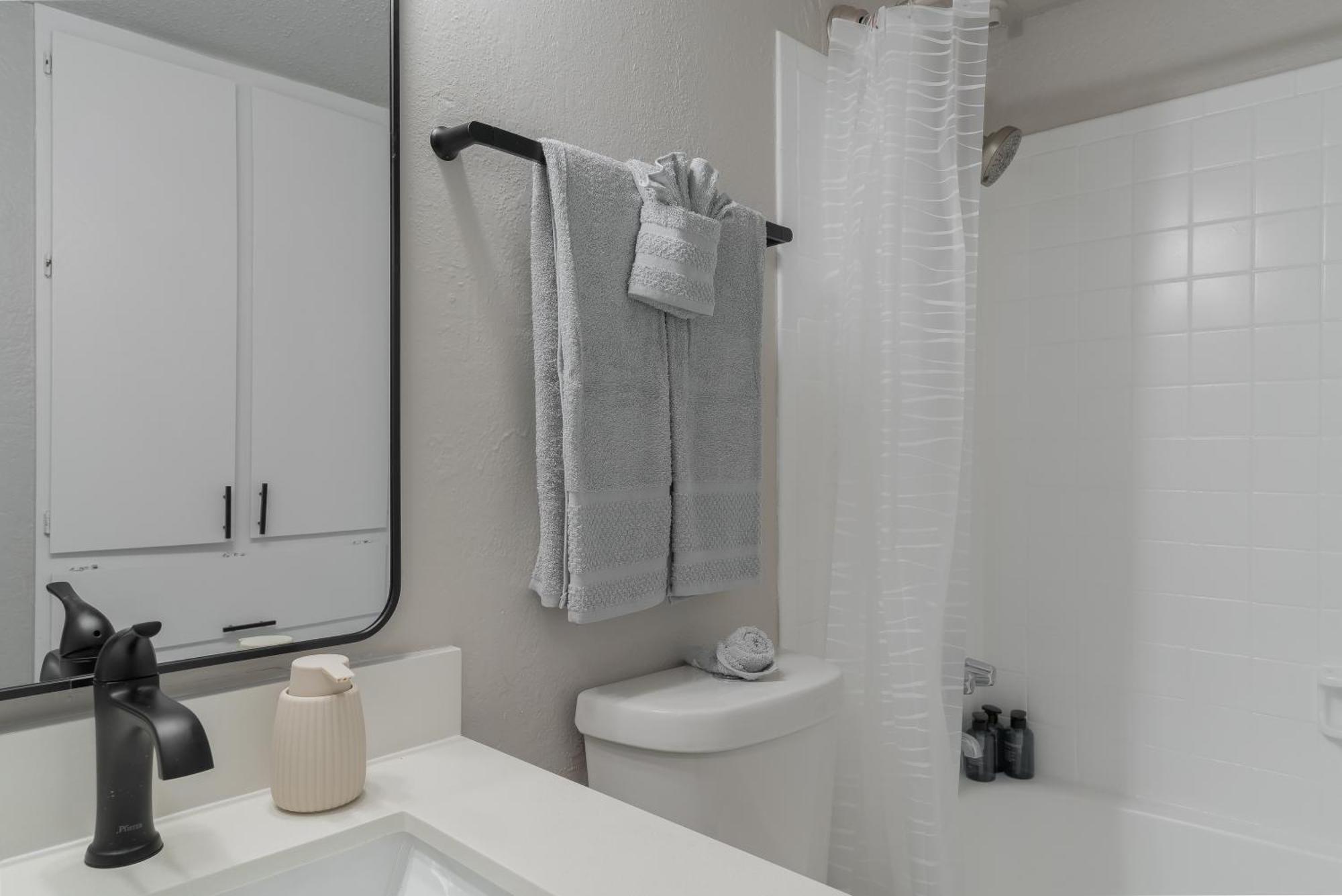 The Landry 257 Spacious And Cozy 1 Bedroom 1bth *