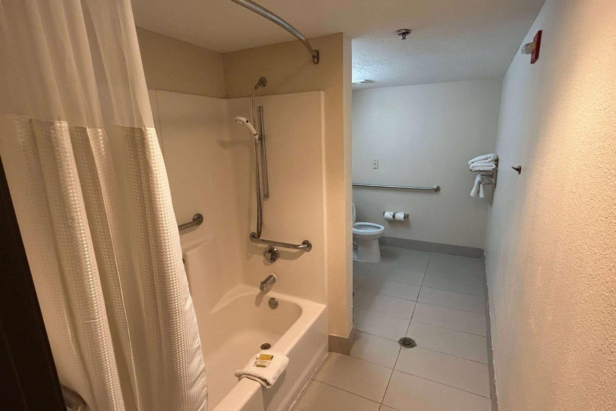 Travelodge By Wyndham Arlington/dallas Area Hotel