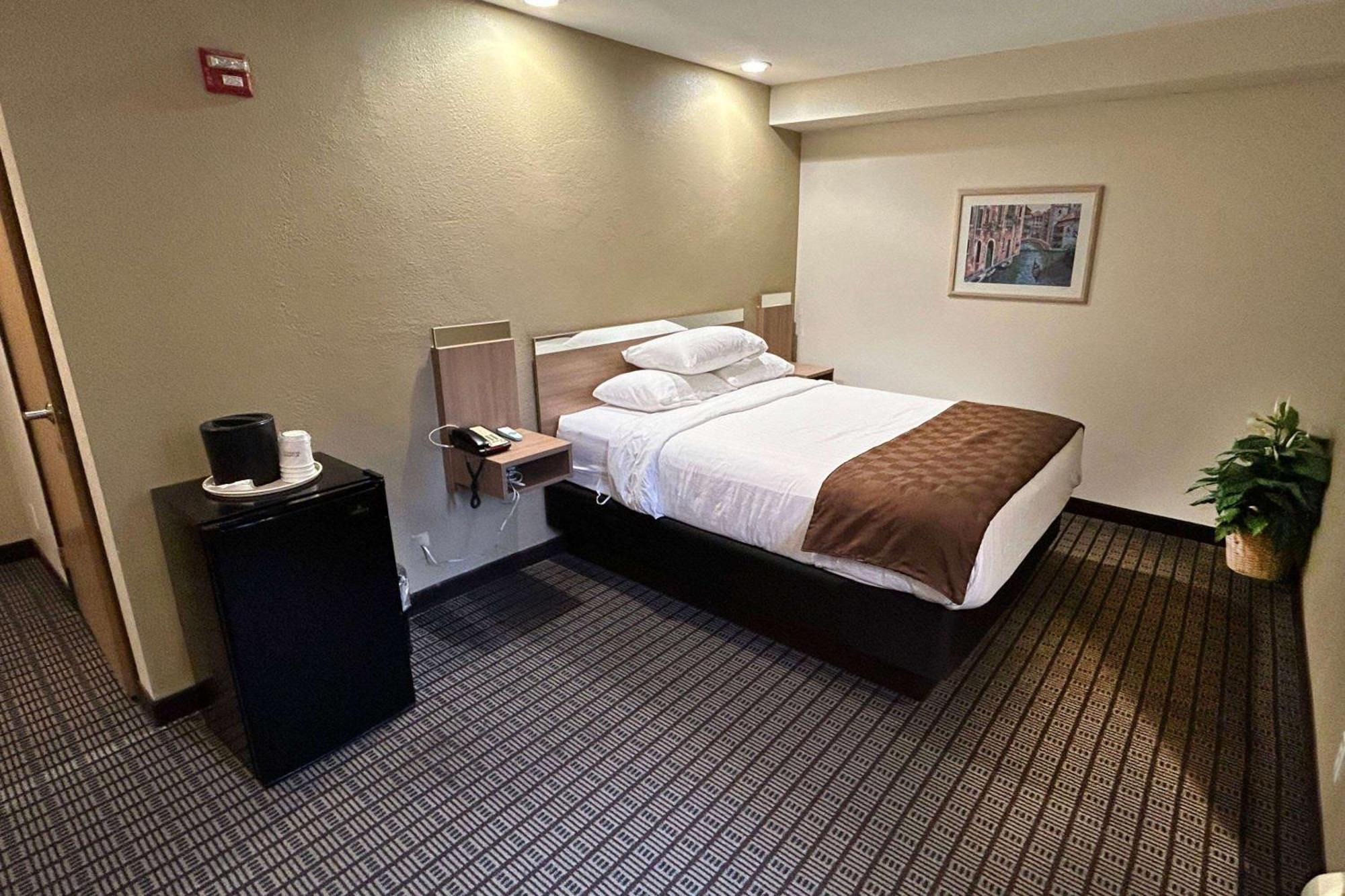 Hotel Travelodge By Wyndham Arlington/dallas Area 2*