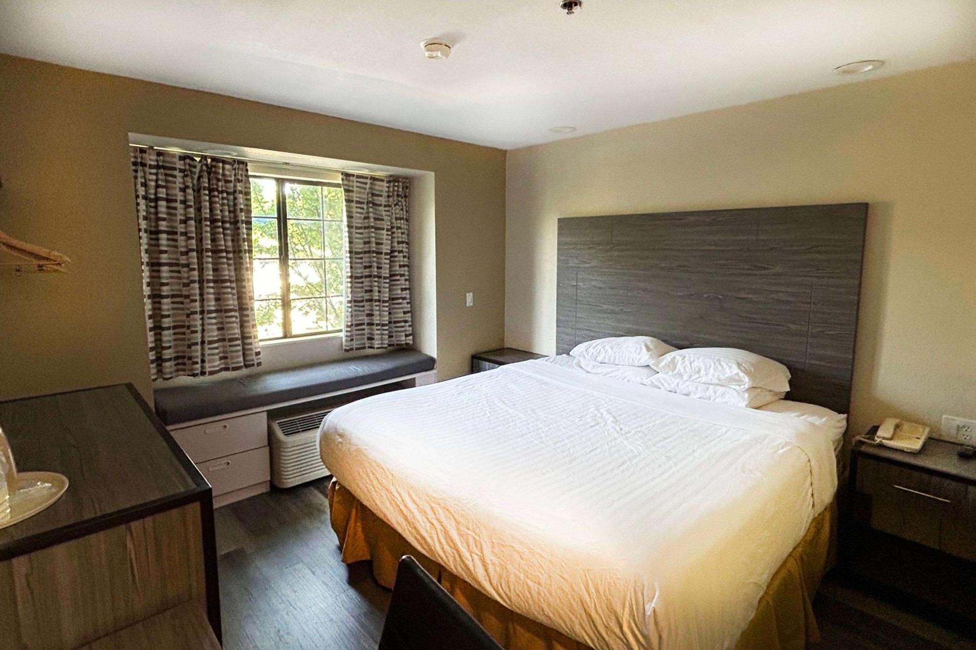 Travelodge By Wyndham Arlington/dallas Area Arlington