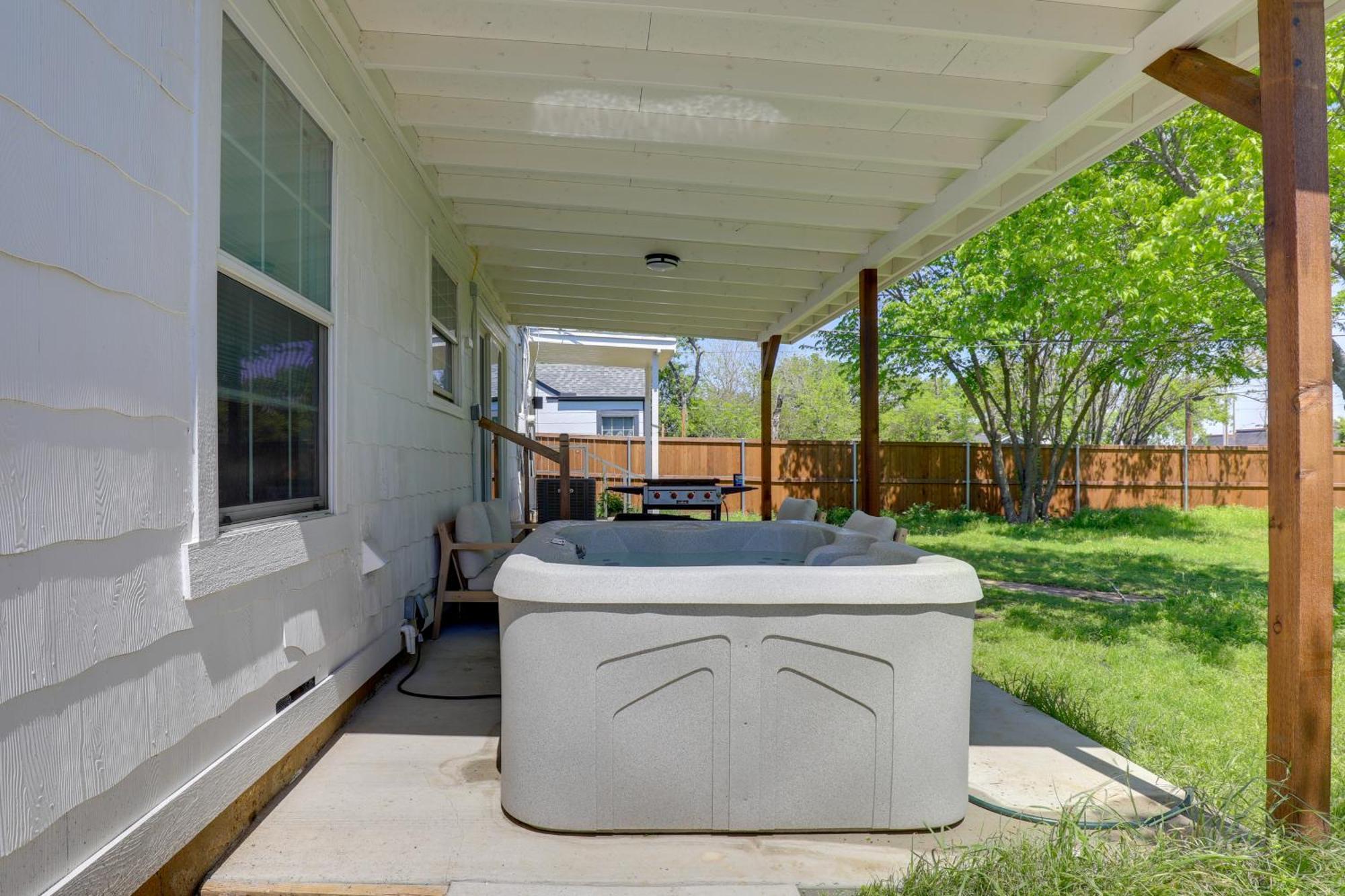 Holiday home Walk To Cowboys Games With Yard! Arlington
