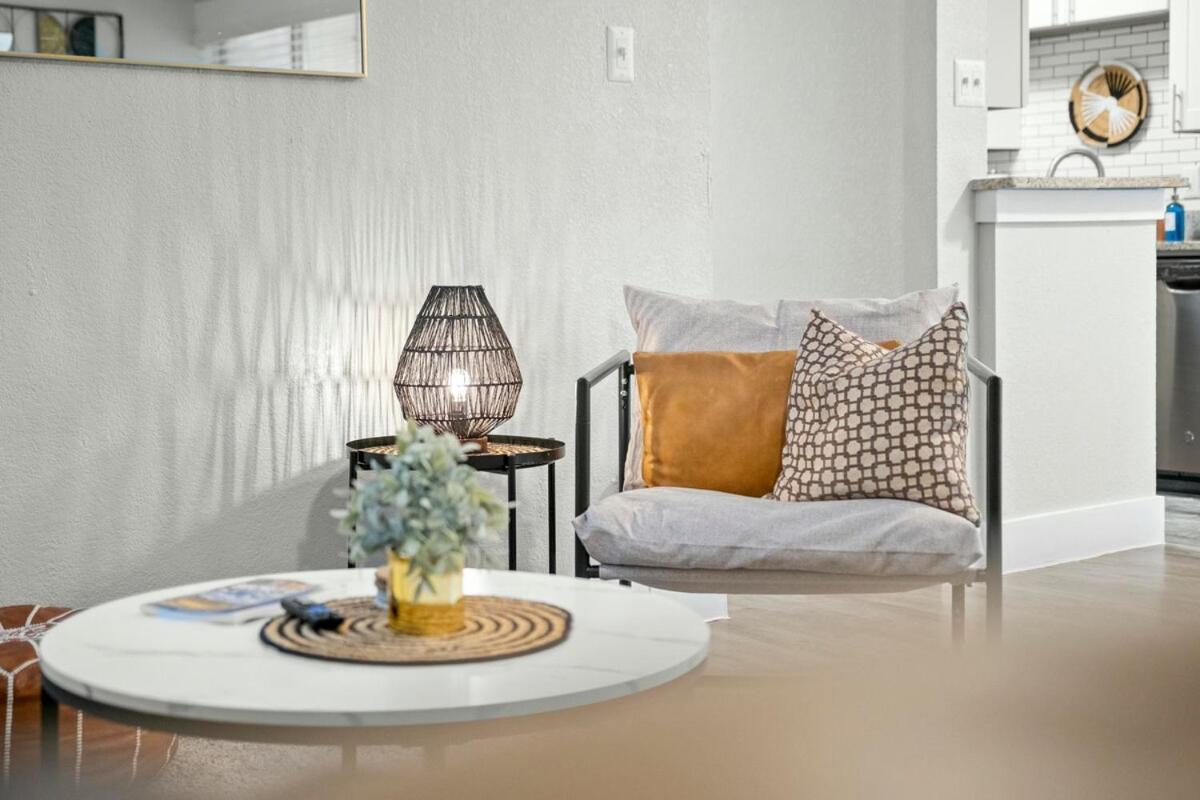 Apartment Two In The Heart Of Arlington!