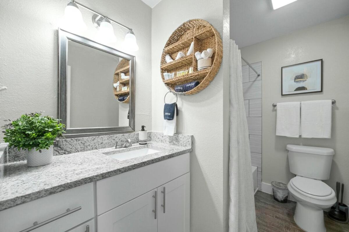 Apartment Two In The Heart Of Arlington! *