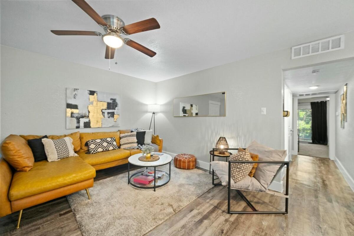Apartment Two In The Heart Of Arlington!