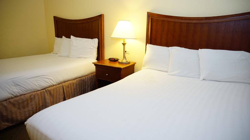 Baymont By Wyndham At Six Flags Dr 2*