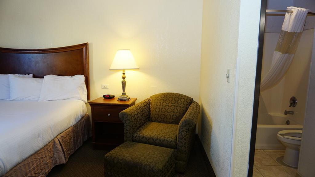 Baymont By Wyndham At Six Flags Dr 2*