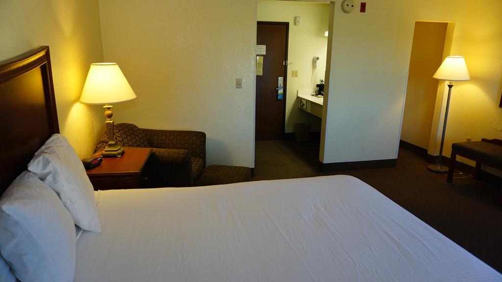 Baymont By Wyndham At Six Flags Dr 2* Arlington
