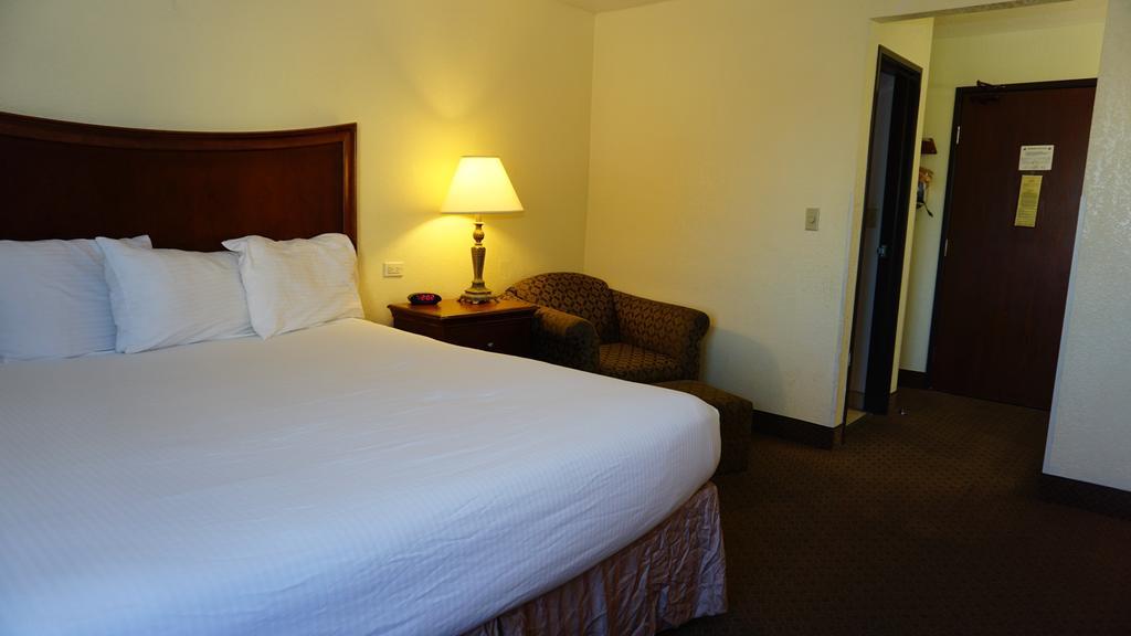 Hotel Baymont By Wyndham At Six Flags Dr 2*