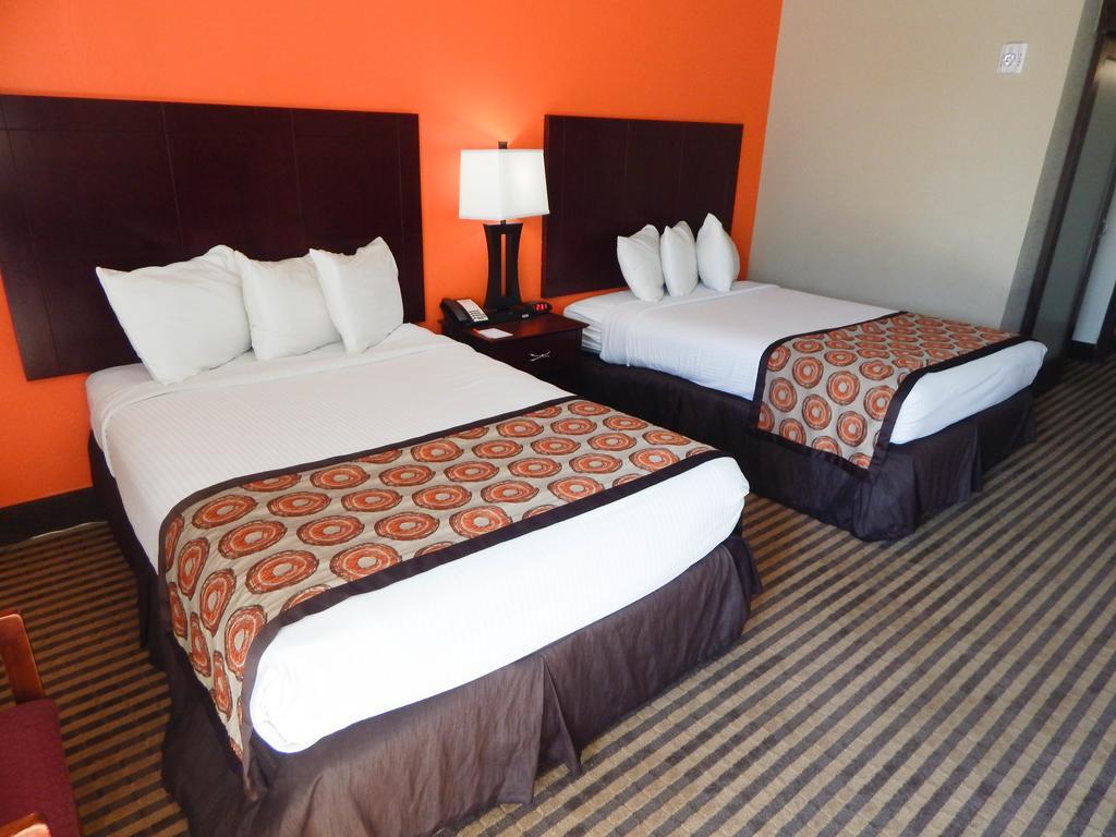 Howard Johnson By Wyndham Ballpark / Six Flags Hotel