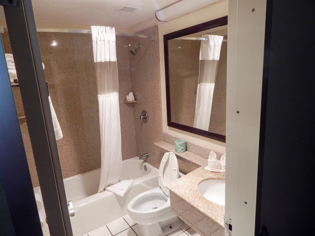 Howard Johnson By Wyndham Ballpark / Six Flags Hotel 3*