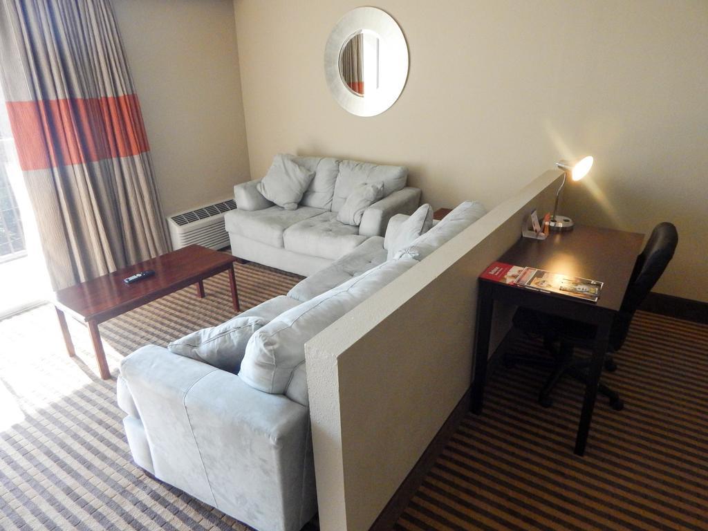 Hotel Howard Johnson By Wyndham Ballpark / Six Flags 3*