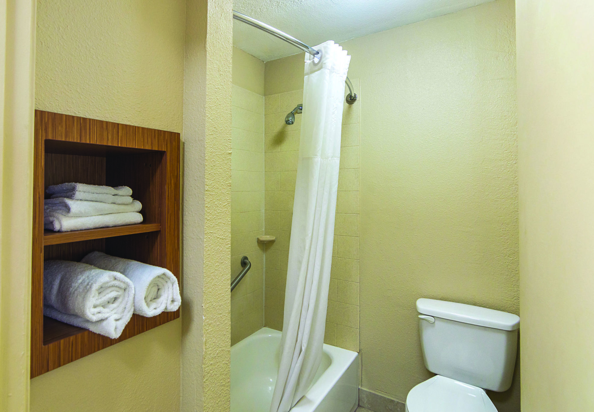 Hotel Days & By Wyndham Near Six Flags Arlington