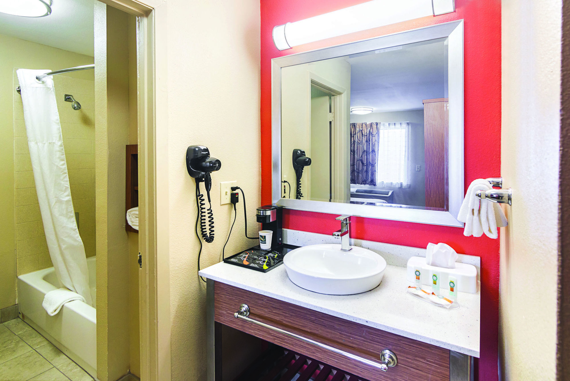 Hotel Days & By Wyndham Near Six Flags 2*