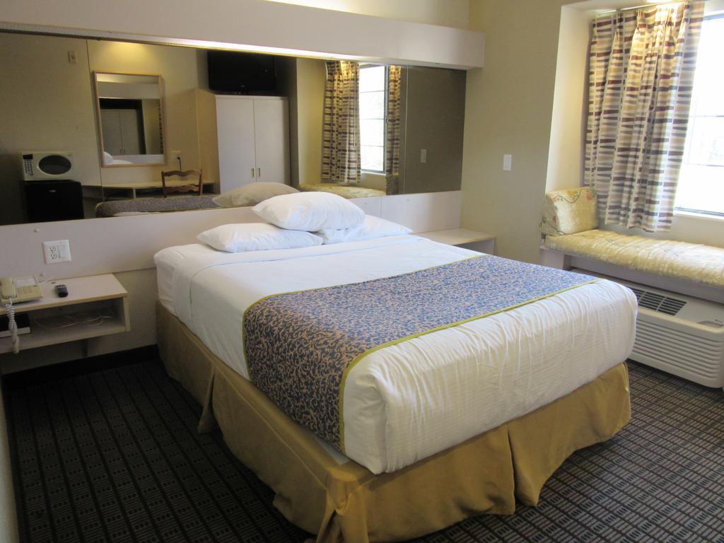 Travelodge By Wyndham Arlington/dallas Area Arlington