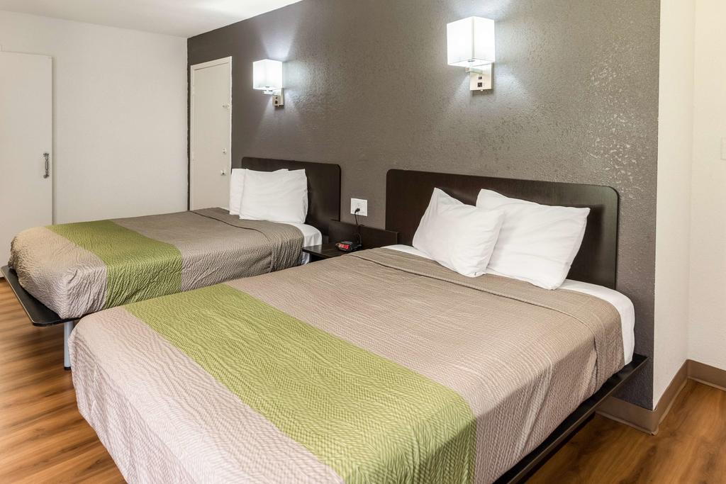 Hotel 6-arlington, Tx 2*