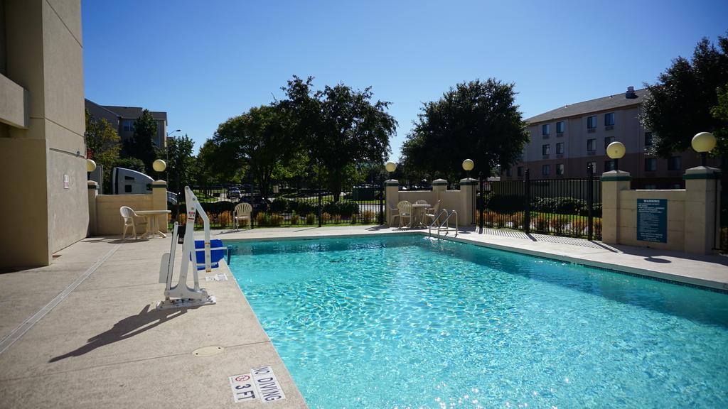 Hotel Baymont By Wyndham At Six Flags Dr Arlington