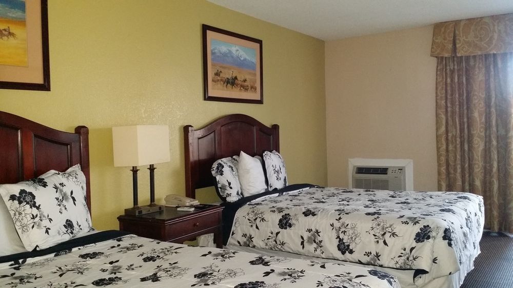 Hotel R Nite Star And -home Of The Cowboys & Rangers 3*