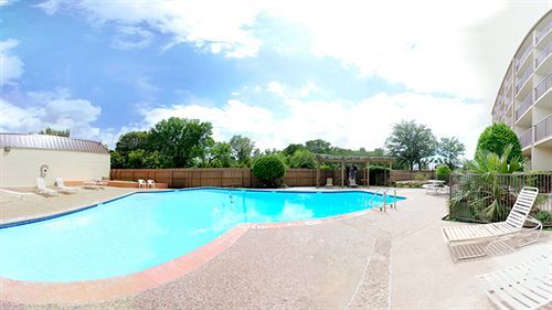Howard Johnson By Wyndham Ballpark / Six Flags 3*