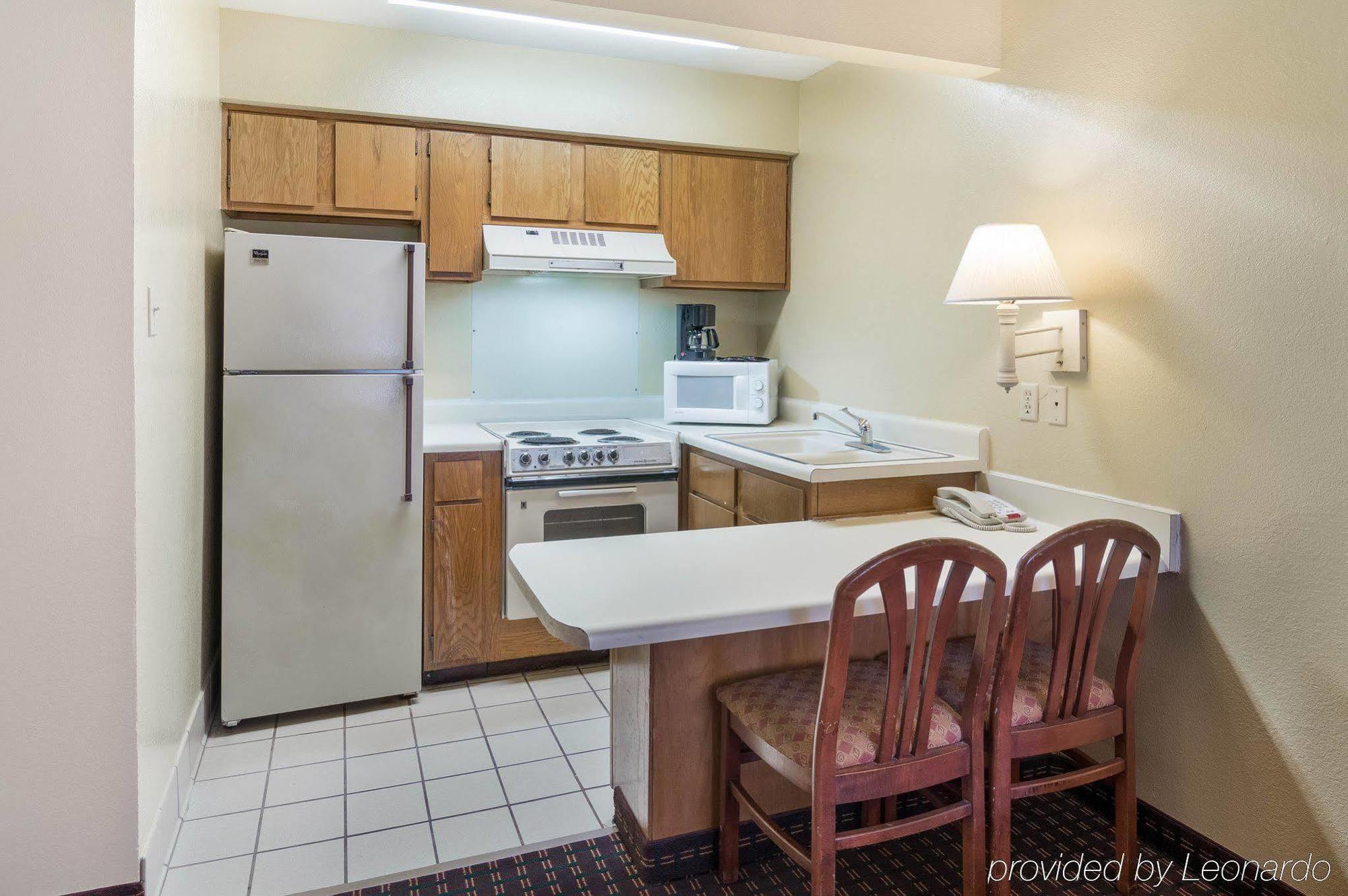 Motel Econo And 2*