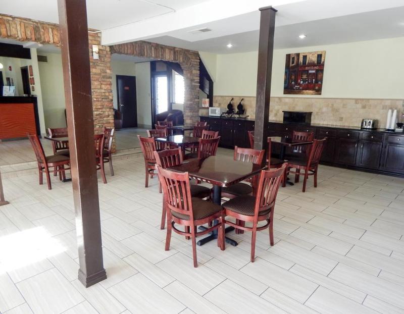 Hotel Howard Johnson By Wyndham Ballpark / Six Flags 3*