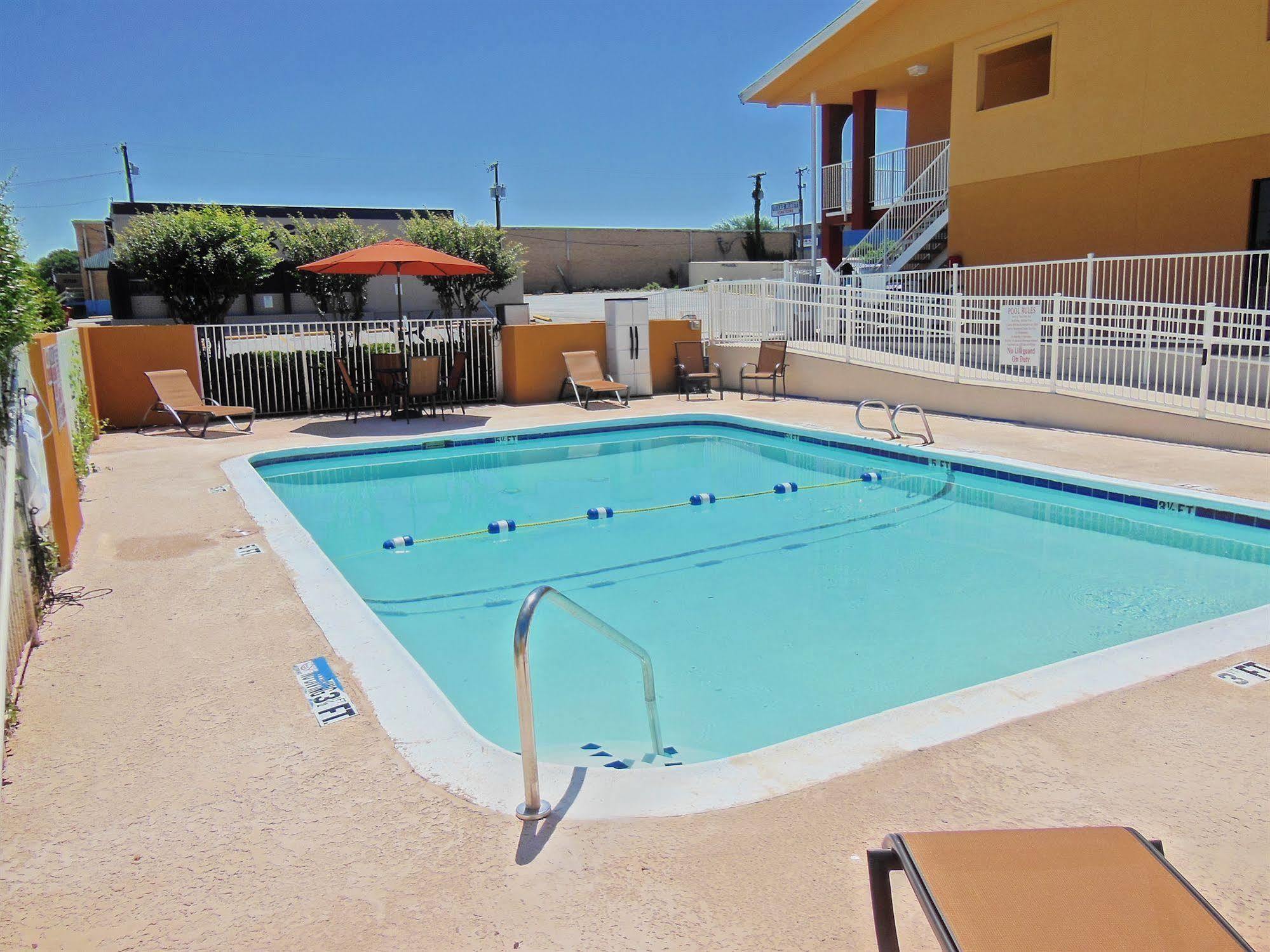 Hotel Days & By Wyndham Near Six Flags 2*