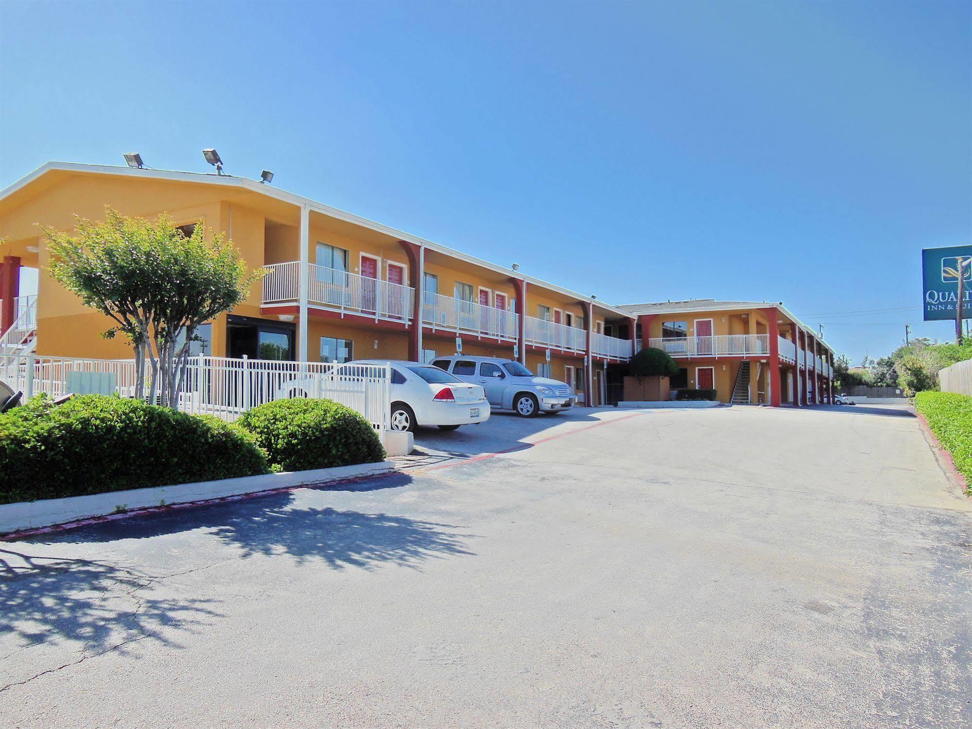 Hotel Days & By Wyndham Near Six Flags