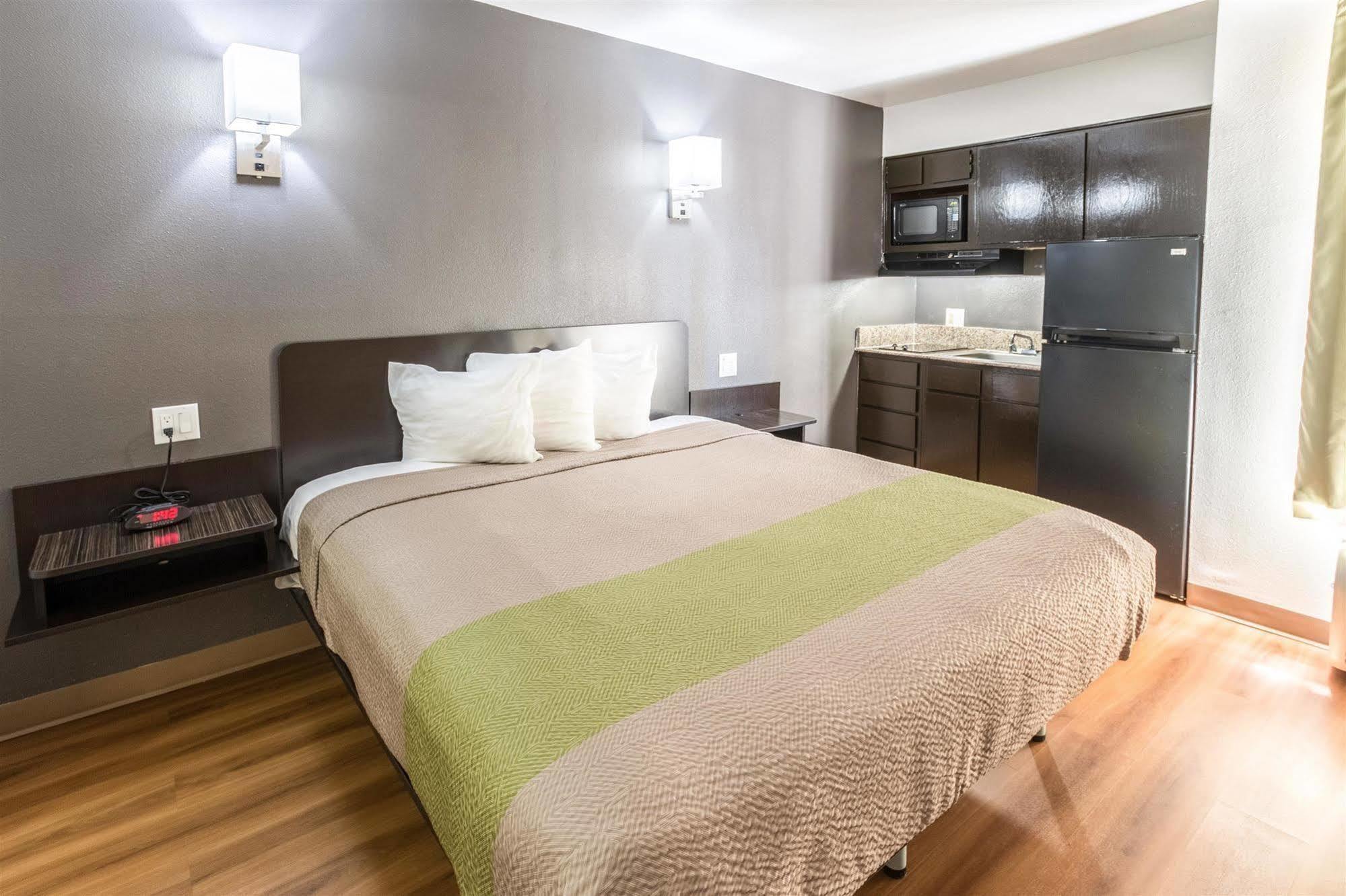 Hotel 6-arlington, Tx 2*