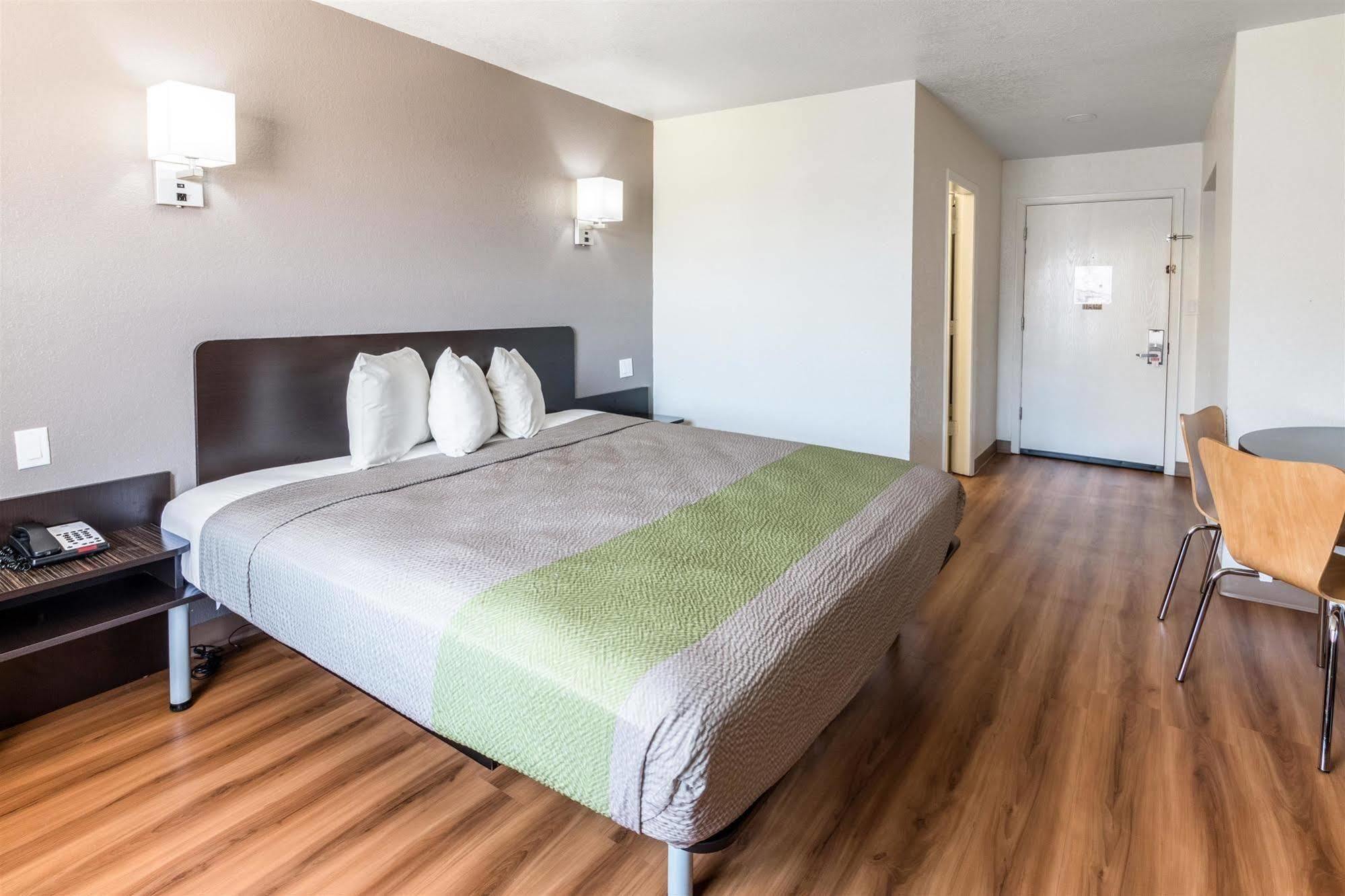 Hotel 6-arlington, Tx 2*