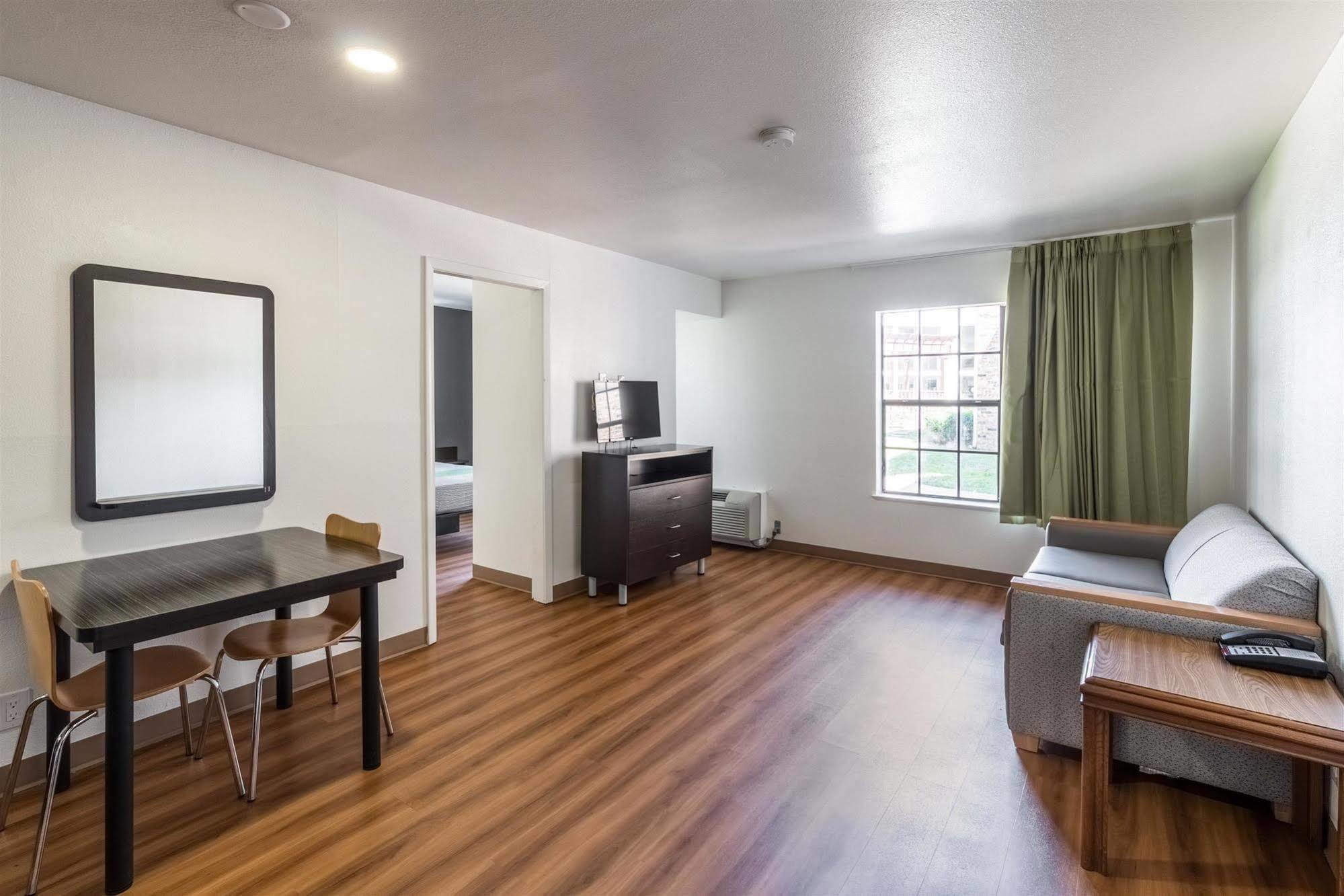 Hotel 6-arlington, Tx 2*