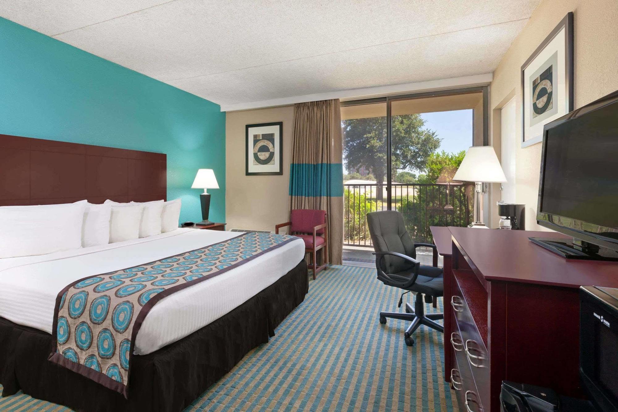 Howard Johnson By Wyndham Ballpark / Six Flags Hotel Arlington