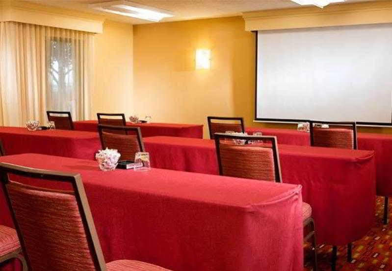 Courtyard By Marriott Dallas Entertainment District
