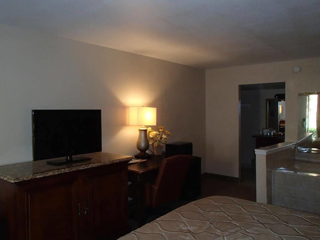 R Nite Star And -home Of The Cowboys & Rangers 3* Arlington