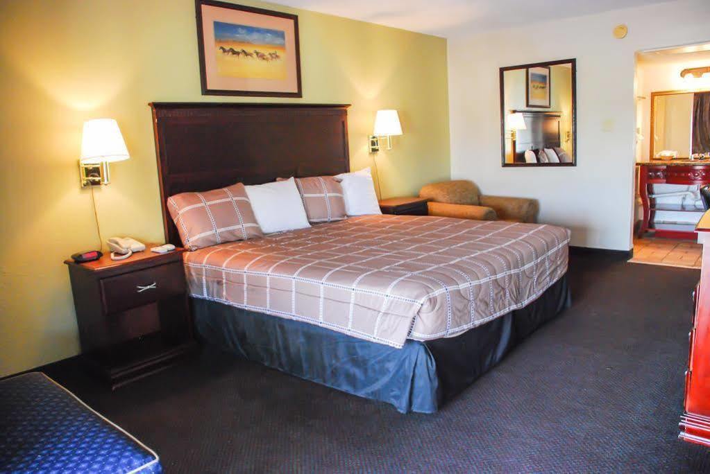 Hotel R Nite Star And -home Of The Cowboys & Rangers