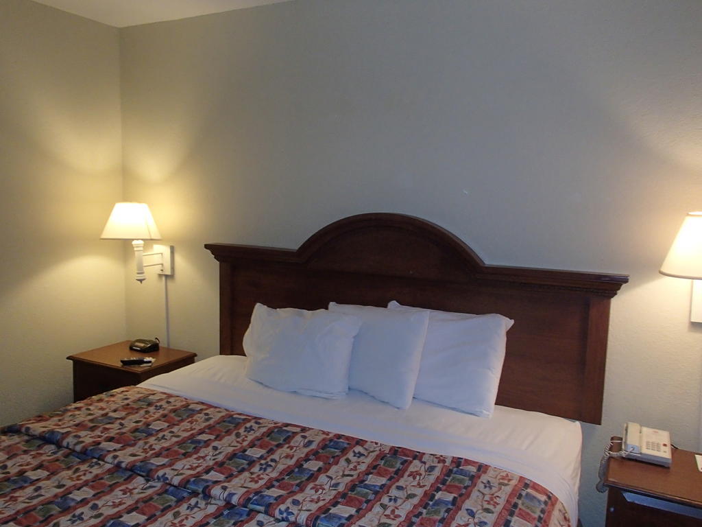 Econo And Motel 2*