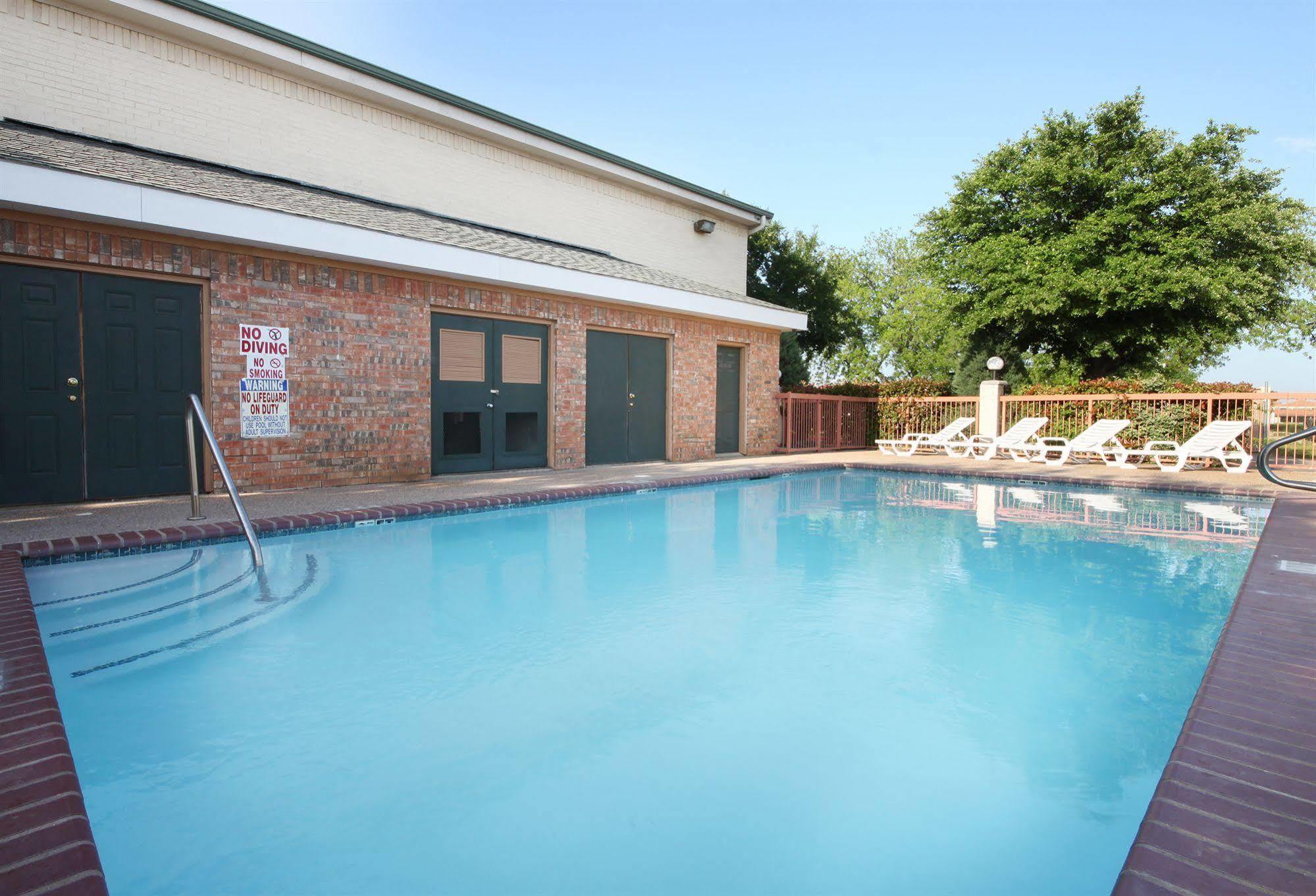Super 8 By Wyndham Near At&t Stadium