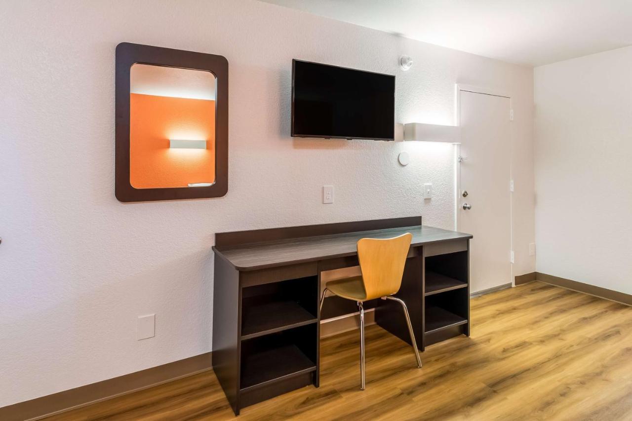 Hotel 6-arlington, Tx - Uta