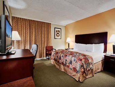 Howard Johnson By Wyndham Ballpark / Six Flags