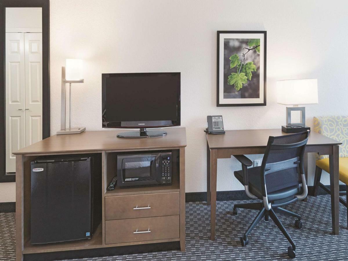 La Quinta By Wyndham North 6 Flags Dr Hotel 3*